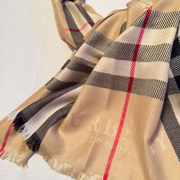 Burberry Women's Classic Nova Check Cashmere Scarf NWT - Picture 2 of 5
